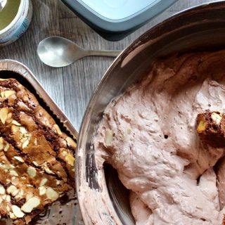 Gelato [Caprese]⠀
⠀
Con la calura estiva che personalmente tollero meno di zero, l’unico godimento autentico, appagante e sentito è quello che provo quando affondo il cucchiaino (o la faccia) in una vaschetta di gelato.⠀
⠀
Qui però, siccome ho voluto strafare, la mia indole da affamato cronico ha preso il sopravvento, trasformando un semplice gelato furbo, con una ricetta super collaudata di @fattoincasadabenedetta in “un’esperienza mistica per il palato” (Cito recensioni, eh!). Ho unito infatti la bontà del gelato al gusto inimitabile della caprese, dolce del quale abuso specialmente nei periodi freddi (se poi è quello della ricetta della chef Nonna Tetta meglio ancora!). Per questa versione, sempre per il motivo di cui sopra (ingordigia cronica), ho realizzato prima un brownie con la mia ricetta super collaudata, guarnito con mandorle a lamelle, cacao, cioccolato ed essenza di mandorla amara e poi, una volta cotto e raffreddato, l’ho unito al gelato appena pronto.⠀
Ho affondato questi quadrotti di lussurioso brownie in una deliziosa crema di panna e @illattecondensato con cacao e mandorle. Ammetto, potrebbe essere considerata pornografia questa, non mi segnalate.⠀
⠀
Di questa preparazione e (immancabile) di quella della caprese originale di Nonna Tetta, potrei farne un post sul blog, così, per tentarvi e per sentirmi meno solo e incompreso in questo momento di sincero godimento.