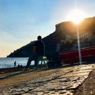 ⁣Estate [Passata]⠀
⠀
Mi sono reso conto troppo tardi che, in questa raccolta di immagini, l’estate non è affatto passata. E se non fosse per il caldo e per il sudore che dimenticherò difficilmente, potrei affermare in tutta tranquillità che anche nella realtà è stato letteralmente così. L’estate è trascorsa ma non ce ne siamo proprio resi conto.⠀
⠀
Per chi come me vive in un luogo di mare, la differenza si é sentita con gli altri anni. Le strade più vuote durante la settimana, piene al weekend. Le file interminabili per prenotare un posto al sole, ed io che il sole ho scelto di non vederlo neppure. I turisti stranieri diventati una rarità. Il sudore, la mascherina. La mascherina e il sudore.⠀
⠀
Quello che però posso confermare è che ci siamo rapportati a ciò che ci circonda come si fa con qualcosa di nuovo, riscoprendo vecchi vicoli, passeggiate dimenticate, bellezza incontaminata. Abbiamo la fortuna di vivere in uno dei paesi più belli al mondo e serviva una pandemia a ricordarcelo.⠀
⠀
Riflessioni forse banali a parte, adesso andiamo avanti, responsabilmente.⠀
Speriamo bene.