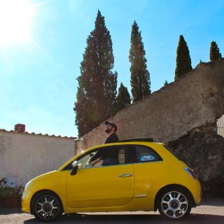 ⁣Post N°500 [In 500!]⠀
⠀
Tra le cose che più mi sono mancate in quest’anno bizzarro: Preparare l’auto e partire. La piccola Ciakkarella ha passato più giorni ferma in garage che sull’asfalto bollente. Da gennaio ad oggi, credo non abbia macinato più di 3000Km! Sono praticamente una parte infitesimale del suo lungo viaggio di 10 anni. Ci manca uscire per compere, per svago, affrontare le piogge torrenziali alzando litri d’acqua con le ruote. Percorrere le strade di sera, col cielo stellato e la luna che illumina l’abitacolo dal tetto, alzare il volume di quella canzone che ormai ha consumato le casse.⠀
⠀
Sono sicuro che presto torneranno i lunghi viaggi, le giornate di sole sulla costa e il suo colore che illumina le strade. Nel frattempo un giro in paese, una spesa veloce, una pulitina rapida e uno sguardo dal tetto, verso giorni migliori. Arriveranno!