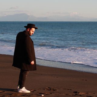 ⁣35! [Perso]⠀
⠀
È trascorso un anno dall’ultimo post. Un anno senza pubblicare nulla su Instagram. Non una storia, non un aggiornamento, un segnale di fumo. Rileggo solo adesso il post pubblicato l’anno scorso e lo trovo quasi profetico: “Facciamo che ci rivediamo qui l’anno prossimo, sperando di avere qualche notizia buona da darvi.” Beh, diciamo che l’appuntamento è stato preso alla lettera.⠀
⠀
No, non ho nessuna buona notizia di rilevante importanza da un anno a questa parte. Un po’ credo sia il risultato del tempo ingiusto che stiamo vivendo, un po’ la conseguenza delle mie azioni. Mi sento e mi sono perso, tanto. Ho perso la direzione, lo stimolo e la voglia di partecipare. Assorbito da tutto, prosciugato da tanto.⠀
⠀
Negli ultimi giorni, ho aperto con riluttanza anche Instagram che, nel mentre, è cambiato e ha aggiunto funzioni nuove, sezioni aggiornate che guardo con faccia a punto interrogativo e atteggiamento da boomer. Il mio feed esplora, invece, sembra un catalogo Postalmarket di corpi perfetti, di vite da favola. Ti senti fuori posto, come se fosse passato il treno e tu, fedele alla tua indole, sia arrivato in ritardo perdendolo. Mi sono bloccato? Sì. Se ho deluso me stesso? Sì.⠀
⠀
Vorrei tanto che fosse più normalizzato il concetto di fallimento, di disattendere le aspettative, che se non sei riuscito in qualcosa non è la fine del mondo, che quel lavoro perso prima o poi torna. Il tutto per preservare la propria salute mentale, la propria vita prima di tutto. Ci provo ma no, non riesco ad assolvermi, ad auto censurarmi sapendo che queste parole saranno lette da chi non mi conosce, da chi mi capisce poco e soprattutto, da chi mi conosce meglio.⠀
⠀
*continua* ⬇️